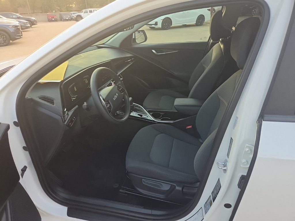 Used 2025 Kia Niro LX FWD image 4