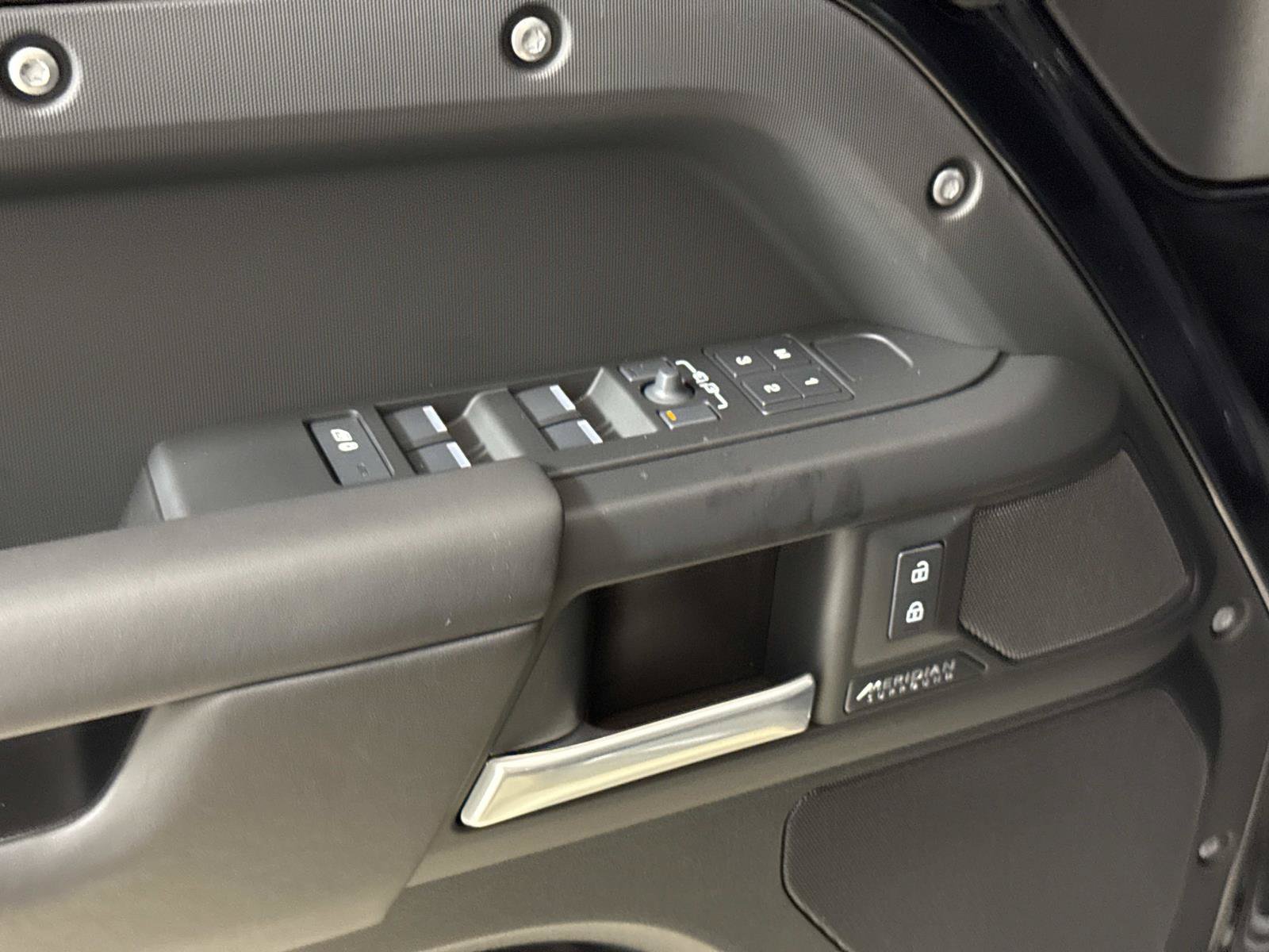 New 2026 Land Rover Defender 110 X-Dynamic SE AWD/4WD image 18