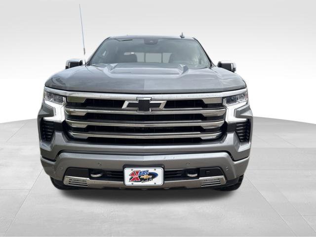 Used 2025 Chevrolet Silverado 1500 High Country w/ High Country Premium Package AWD/4WD image 2