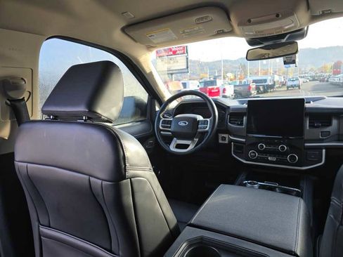 Used 2024 Ford Expedition Max XLT image 10