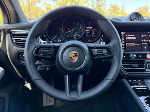 Used 2025 Porsche Macan AWD/4WD image 15