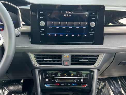 New 2026 Volkswagen Taos SE image 17