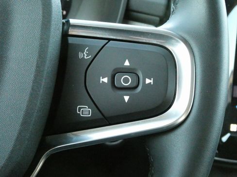 Used 2024 Volvo XC40 B5 Plus image 12