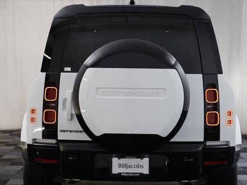 Used 2025 Land Rover Defender 110 X-Dynamic SE image 17