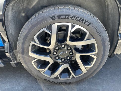 Used 2025 Chevrolet Silverado EV RST AWD/4WD image 3