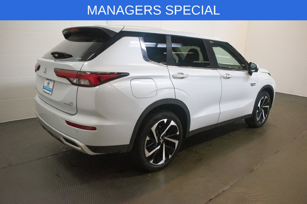 Used 2024 Mitsubishi Outlander 4WD Plug-In Hybrid image 4