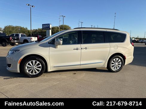 Used 2017 Chrysler Pacifica Touring-L image 3