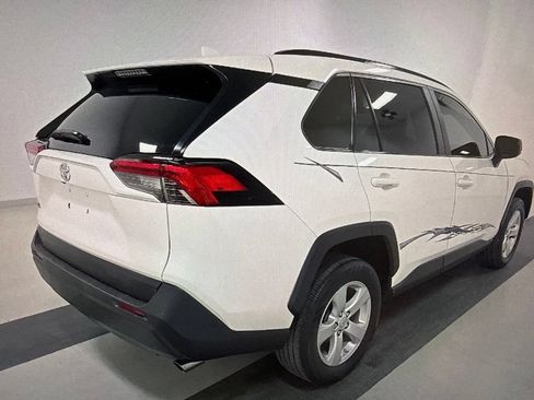 Used 2019 Toyota RAV4 LE FWD image 3