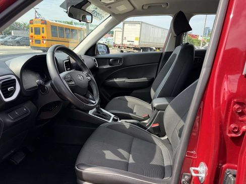 Certified 2023 Hyundai Venue Limited w/ Cargo Package FWD image 18