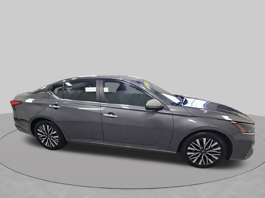 Used 2025 Nissan Altima 2.5 SV FWD image 11