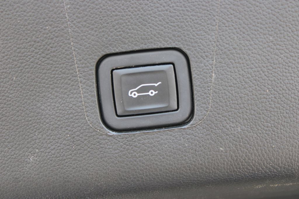 Used 2023 Chevrolet Traverse Premier FWD image 18