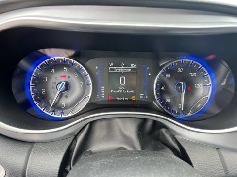 Used 2019 Chrysler Pacifica Touring Plus w/ S Appearance Package FWD image 11