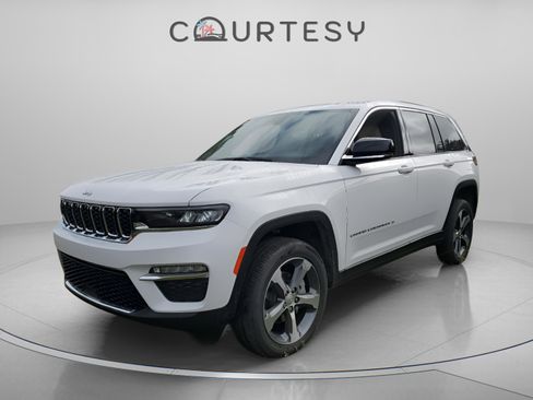 New 2025 Jeep Grand Cherokee Limited RWD image 1