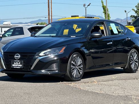 Used 2025 Nissan Altima 2.5 SV FWD image 9
