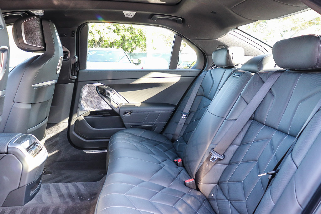 Used 2026 BMW 750e xDrive w/ Premium Package AWD/4WD image 18