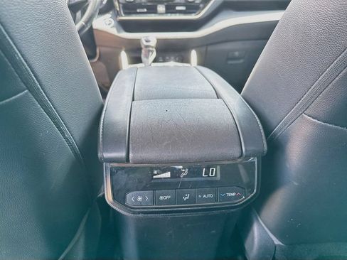 Used 2022 Toyota Highlander XLE FWD image 23
