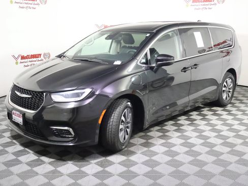 Used 2023 Chrysler Pacifica Touring-L FWD image 16