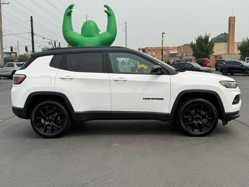 Used 2022 Jeep Compass Latitude w/ Sun and Sound Group AWD/4WD image 9