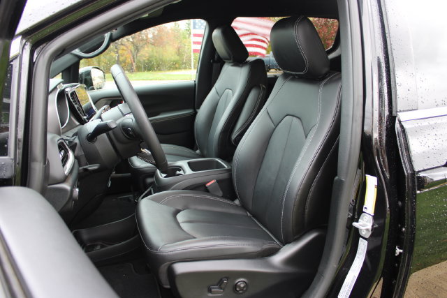Used 2025 Chrysler Voyager LX FWD image 11
