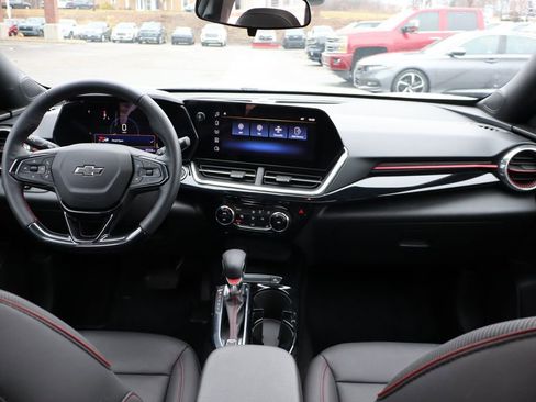 Used 2025 Chevrolet Trax RS w/ Sunroof Package image 40