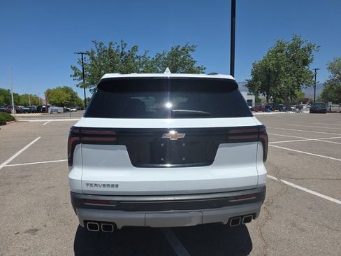 Used 2025 Chevrolet Traverse LT FWD image 5