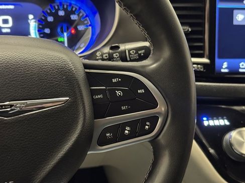 Used 2022 Chrysler Pacifica Touring-L w/ Uconnect Theater Family Group image 28