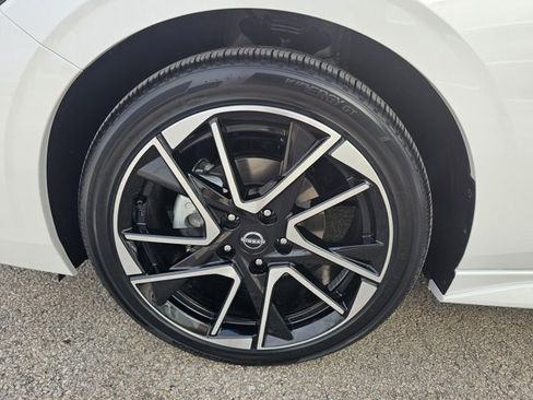 Used 2025 Nissan Sentra SR w/ SR Premium Package image 37