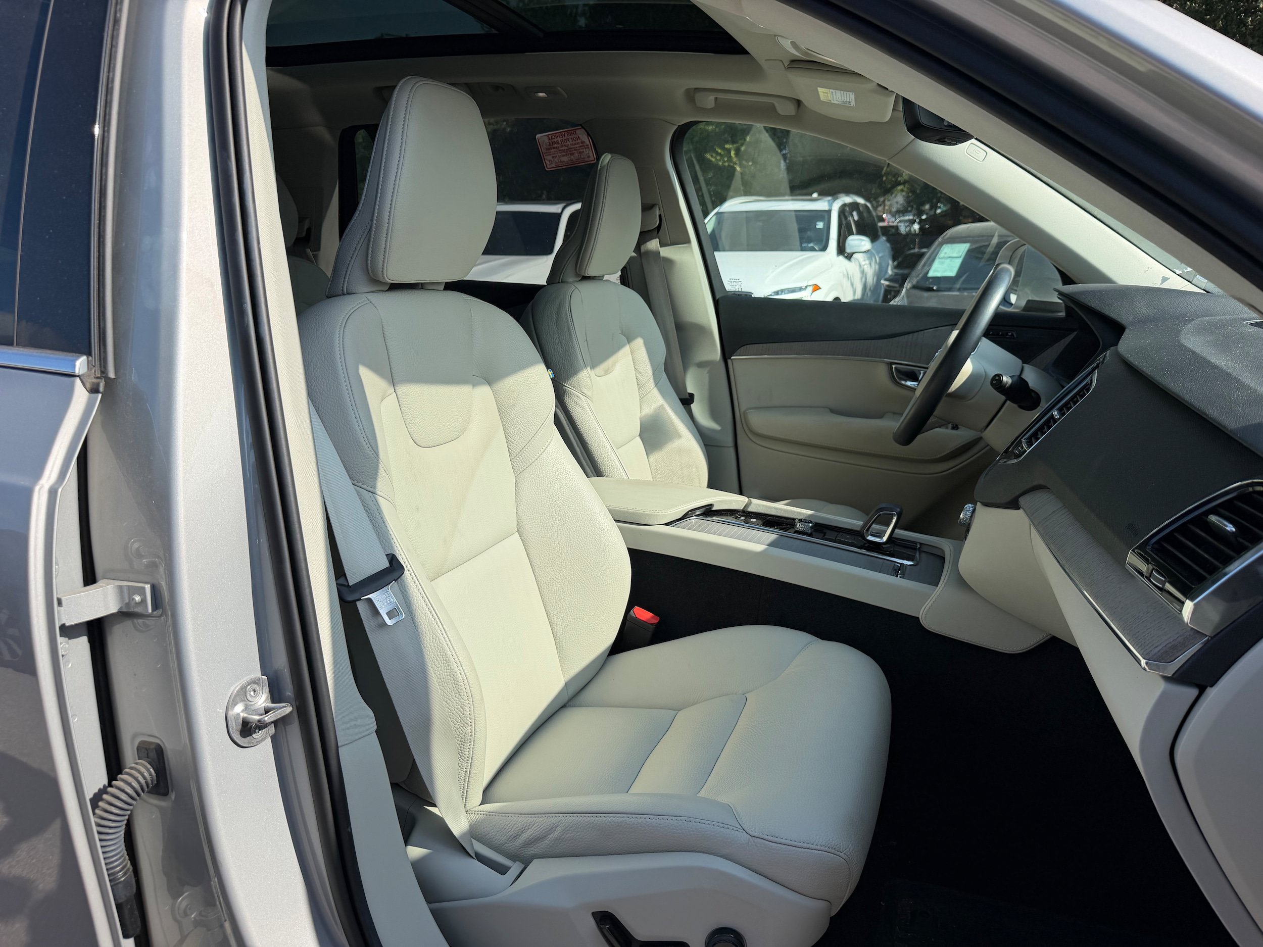 Certified 2025 Volvo XC90 T8 Plus w/ Protection Package AWD/4WD image 8