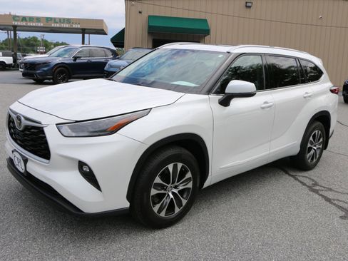 Used 2022 Toyota Highlander XLE AWD/4WD image 1