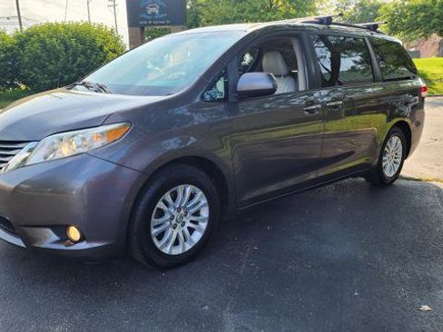Used 2013 Toyota Sienna XLE w/ Entertainment Pkg image 7