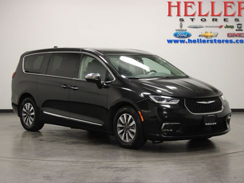 Used 2023 Chrysler Pacifica Limited FWD image 1