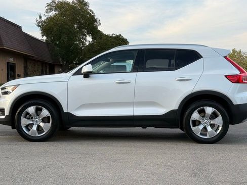 Used 2022 Volvo XC40 T4 Momentum image 2