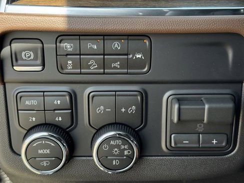 New 2026 Chevrolet Suburban High Country AWD/4WD image 18