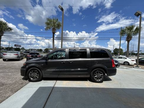 Used 2015 Chrysler Town & Country S FWD image 5
