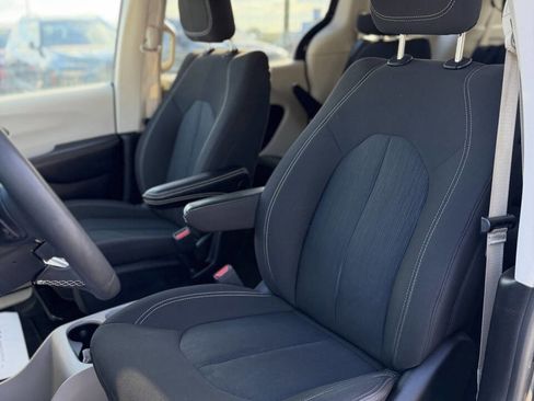 Used 2023 Chrysler Voyager LX image 15
