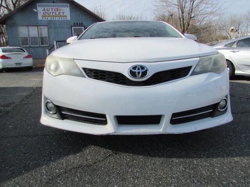 Used 2014 Toyota Camry SE image 2