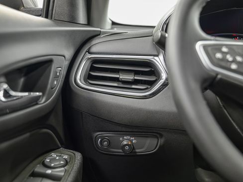 Used 2023 Chevrolet Equinox LT image 18