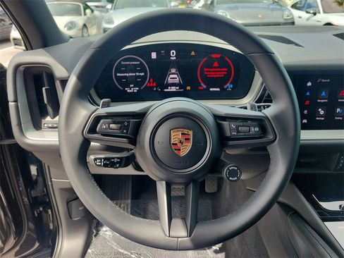 Used 2025 Porsche Cayenne image 39