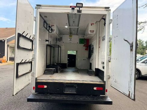Used 2016 Chevrolet Express 3500 RWD image 6