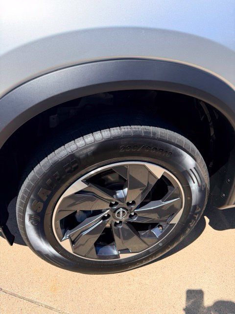 Used 2024 Nissan Rogue SV AWD/4WD image 3