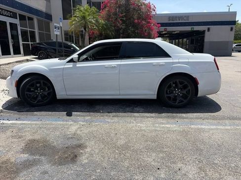 Used 2022 Chrysler 300 Touring L RWD image 6
