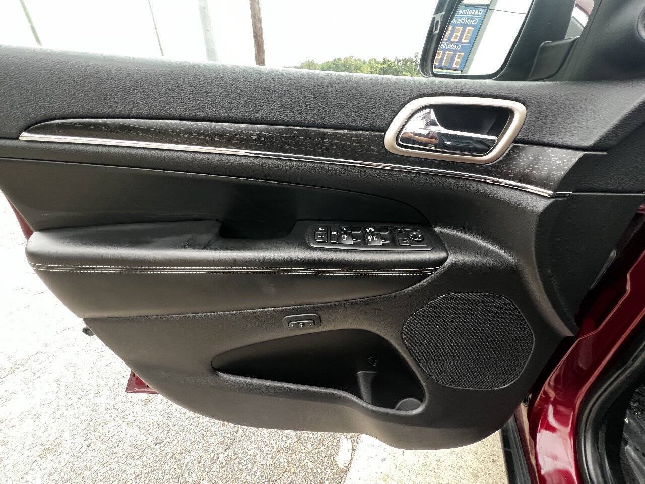 Used 2017 Jeep Grand Cherokee Limited AWD/4WD image 16