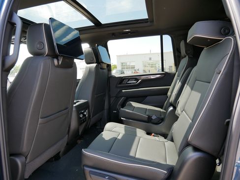 New 2026 GMC Yukon XL Elevation w/ Elevation Premium Package AWD/4WD image 11