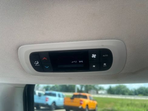 Used 2023 Chrysler Pacifica Touring-L FWD image 29