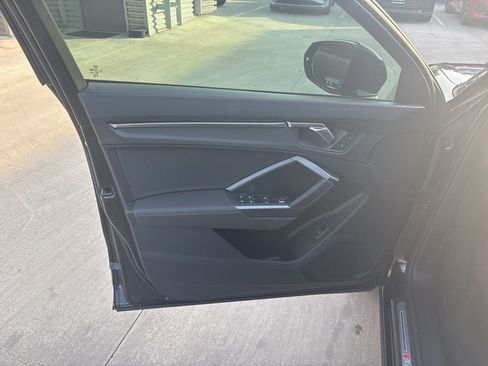 Used 2025 Audi Q3 2.0T Premium w/ Black Optic Sport Package image 10