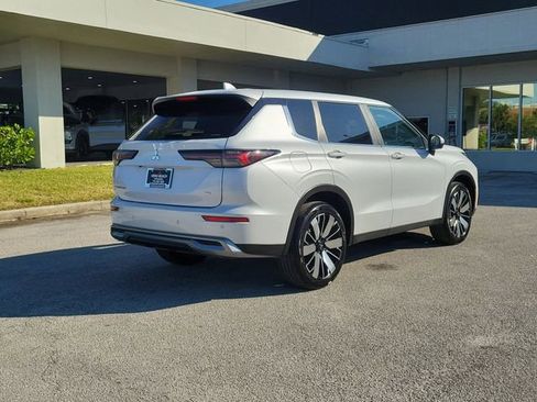 Used 2025 Mitsubishi Outlander SE image 6