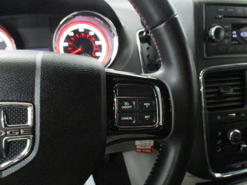Used 2016 Dodge Grand Caravan SE image 27