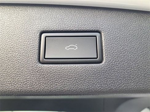 Certified 2023 Volkswagen Tiguan SE image 9