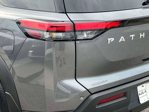 Used 2025 Nissan Pathfinder S FWD image 33
