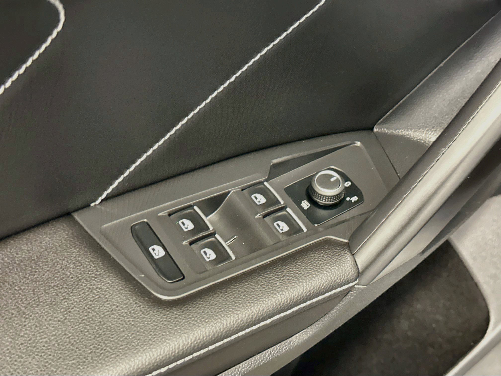 Used 2023 Volkswagen Tiguan SE R-Line FWD image 15